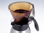 コーヒードリッパーから直接ポットに淹れておいしさを封じ込めます。