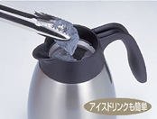 大きな氷がそのまま入るワイドな口径。氷を入れて冷たさを長時間キープ。
