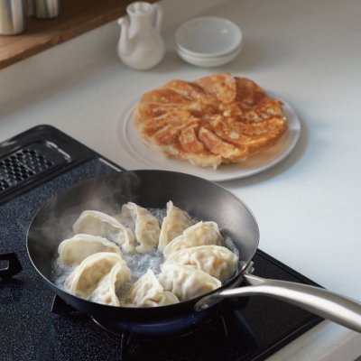 画像3: ビタクラフト スーパー鉄 フライパン 26cm  使いやすいサイズ感が炒め物にピッタリ。 焼き入れや油ひきなどの面倒なお手入れが不要！ (3)