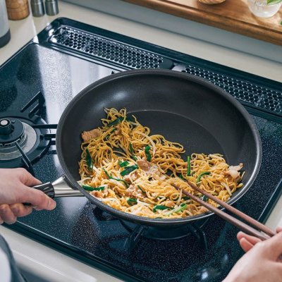 画像4: ビタクラフト カーペンター ウォックパン 26cm 使いやすさを追求し、 職人の技術で軽量化。日本の台所のためのフライパンシリーズ。 (4)