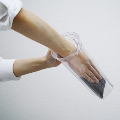 画像4: HARIO(ハリオ)コールドブリューティーピッチャー リリーペールグレー　 透明感の高いトライタン製、茶こし付きで水出し茶ポットとして使用できます。 (4)