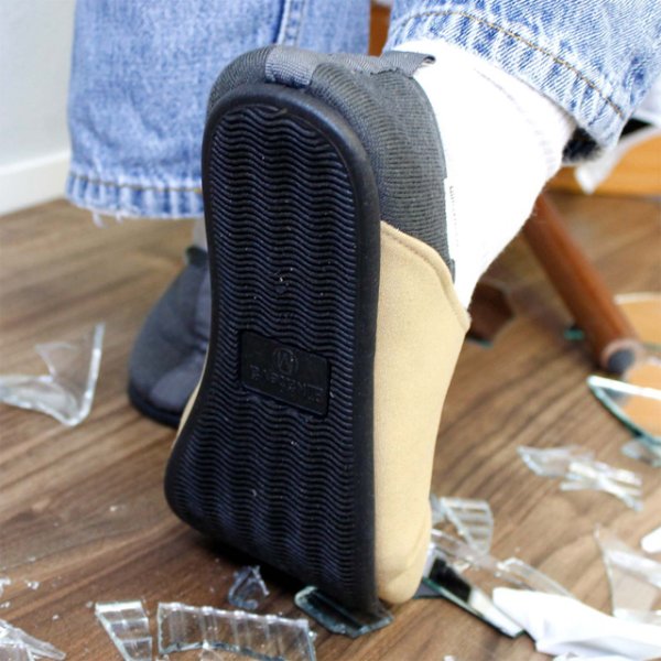 画像3: そのまま外へ避難ができる！踏み抜き防止「エコワン防災スリッパ・シューズ」防災用としてはもちろん、普段使いもできるルームシューズ (3)