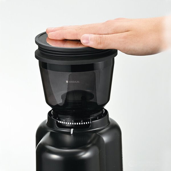 画像7: HARIO（ハリオ）V60 電動コーヒーグラインダーコンパクトN 内部に静電気除去機能を搭載し、 フタにはクリーナー機能が付いた電気コーヒーグラインダー。 (7)