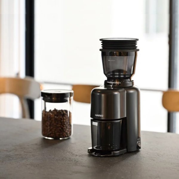 画像8: HARIO（ハリオ）V60 電動コーヒーグラインダーコンパクトN 内部に静電気除去機能を搭載し、 フタにはクリーナー機能が付いた電気コーヒーグラインダー。 (8)