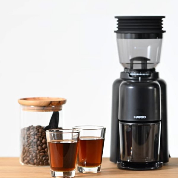画像9: HARIO（ハリオ）V60 電動コーヒーグラインダーコンパクトN 内部に静電気除去機能を搭載し、 フタにはクリーナー機能が付いた電気コーヒーグラインダー。 (9)