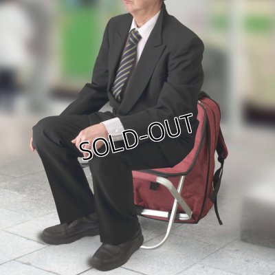 画像7: 機内に持ち込める「座れるリュック」大量に荷物を詰め込み、イスにも変身する便利なリュック。機内に持ち込めます。 (7)