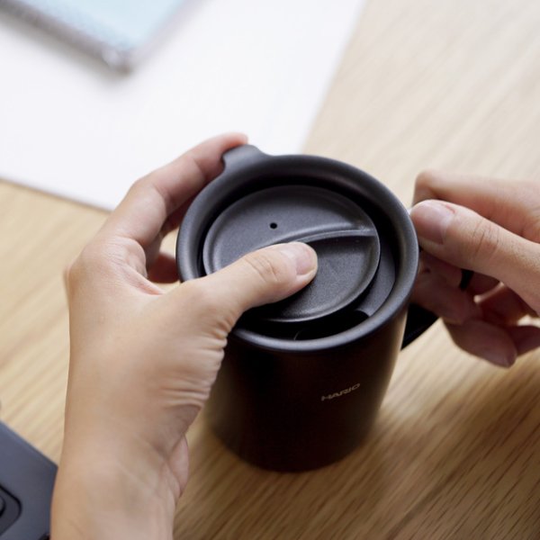 画像3: HARIO(ハリオ)フタ付き保温マグ300 2個セット オフィスやご自宅内での使用に便利なフタ付きの真空ステンレスマグ。 (3)