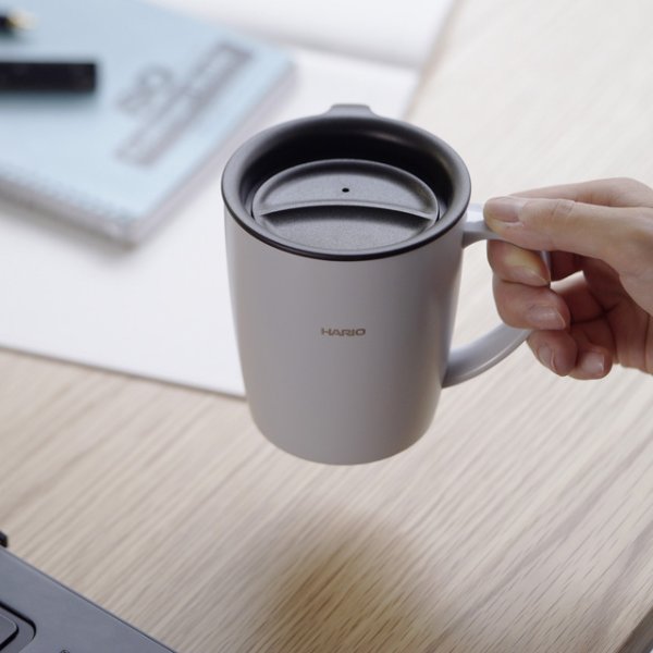 画像5: HARIO(ハリオ)フタ付き保温マグ300 2個セット オフィスやご自宅内での使用に便利なフタ付きの真空ステンレスマグ。 (5)