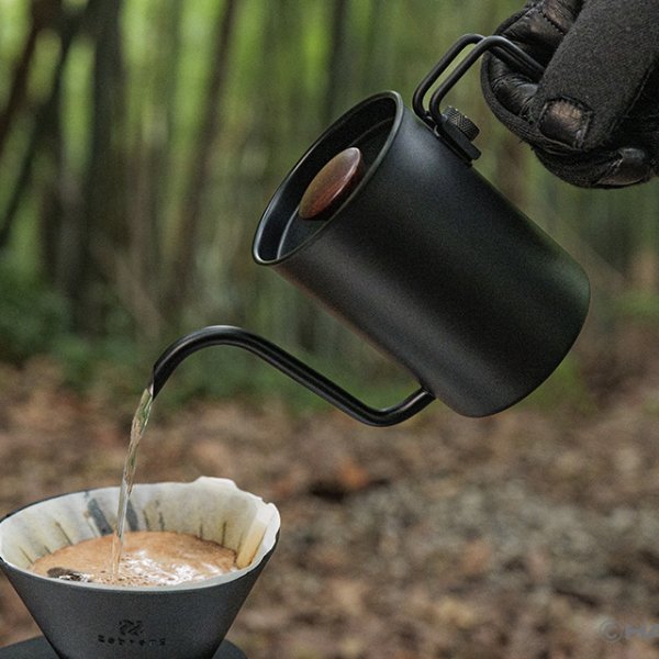 画像4: HARIO Zebrang（ゼブラン）ノマド ドリップケトル   取っ手が取り外し可能だからコンパクトに持ち運べ、場所に縛られず、自由に本格的なコーヒーを楽しめます。 (4)