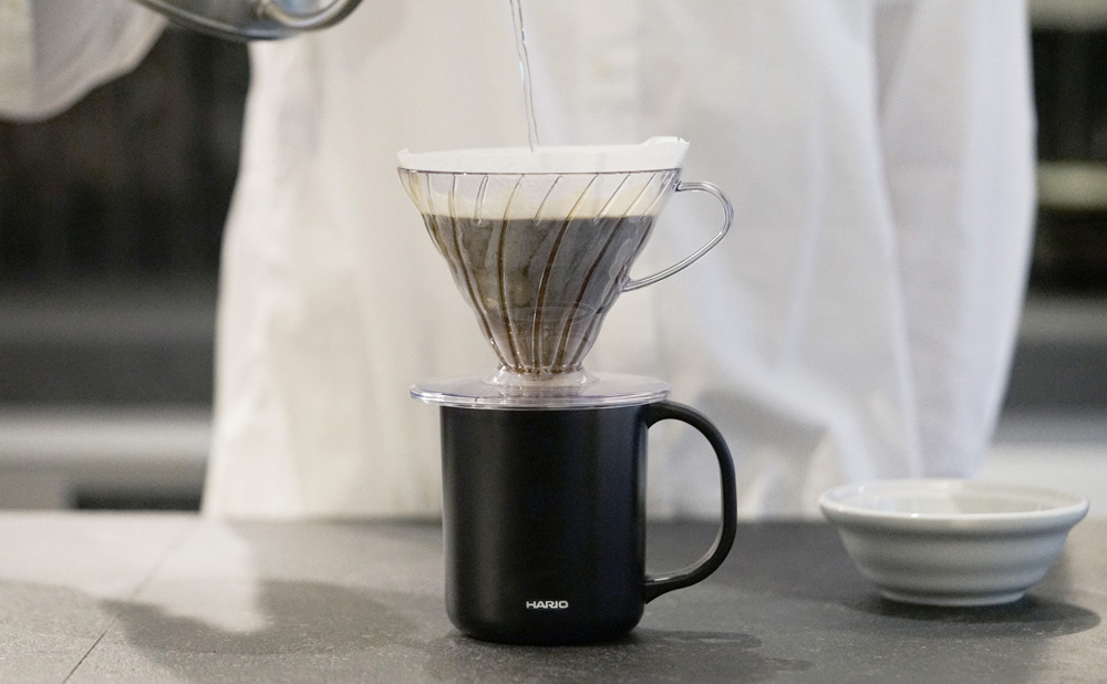 V60ドリッパーをのせて直接ドリップできる保温マグ ブラック
