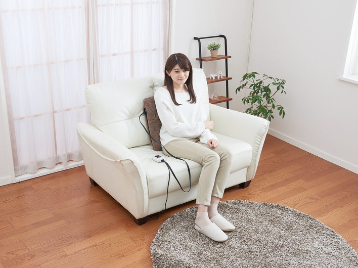 手元でコントローラーを操作する様子