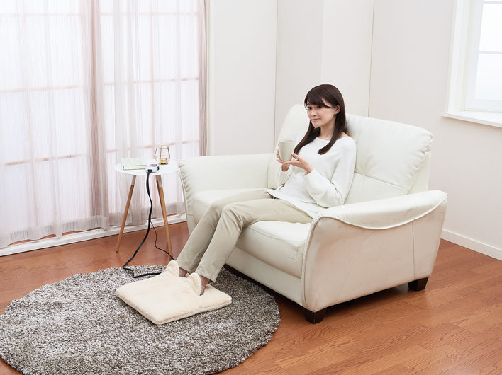 ポケットに足を入れて足元を暖める使い方