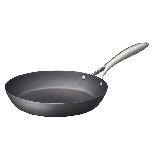 ビタクラフト スーパー鉄 フライパン 26cm  使いやすいサイズ感が炒め物にピッタリ。 焼き入れや油ひきなどの面倒なお手入れが不要！